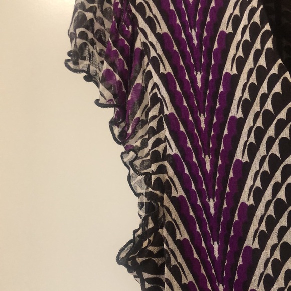 Nice 100% silk top. - Picture 2 of 7